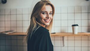 White teeth even when drinking coffee, a dentist's secret you absolutely must know