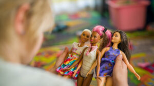 Mattel launches the first autistic Barbie: when the iconic doll opens the door to inclusion