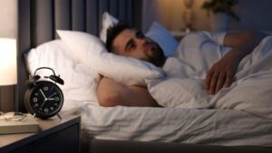 5 effective tips to chase away your thoughts and sleep better tonight