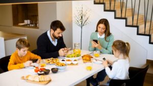 80% of 18-24 year olds eat in front of a screen: the figure that worries experts