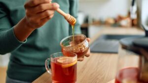 Adding honey to your hot tea: a surprising mistake for your health