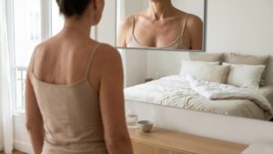 Cleavage wrinkles: if you sleep in this position, you will see them appear faster than expected