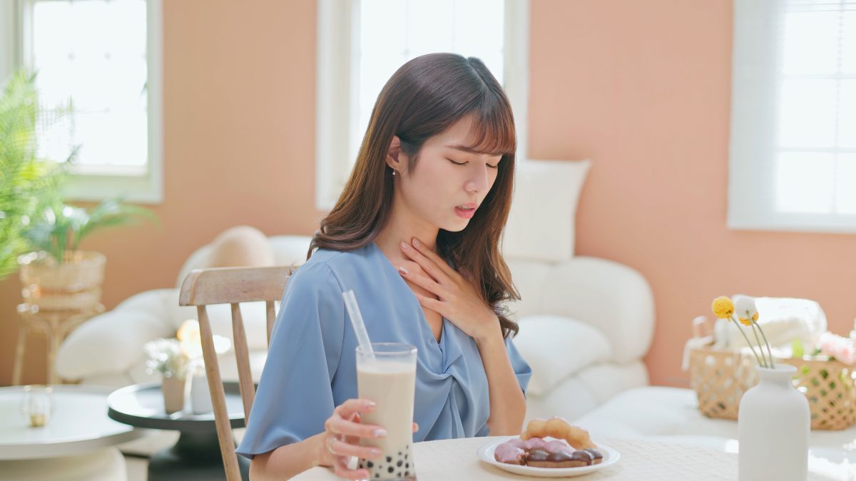 Difficulty swallowing during meals? This symptom should not be neglected according to a doctor