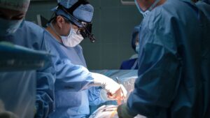 Heart surgery, can the time at which you go to the operating room influence survival? A vast study questions specialists