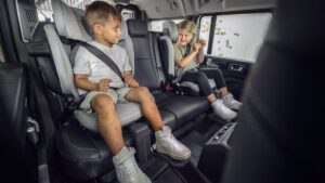 I am a parenting journalist and a mother: I tested the Thule Palm, the ideal car seat for my 5 year old child
