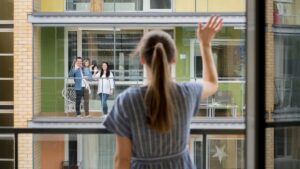 Intrusive neighbor: how to find the “right distance”? Tips from our psychologist