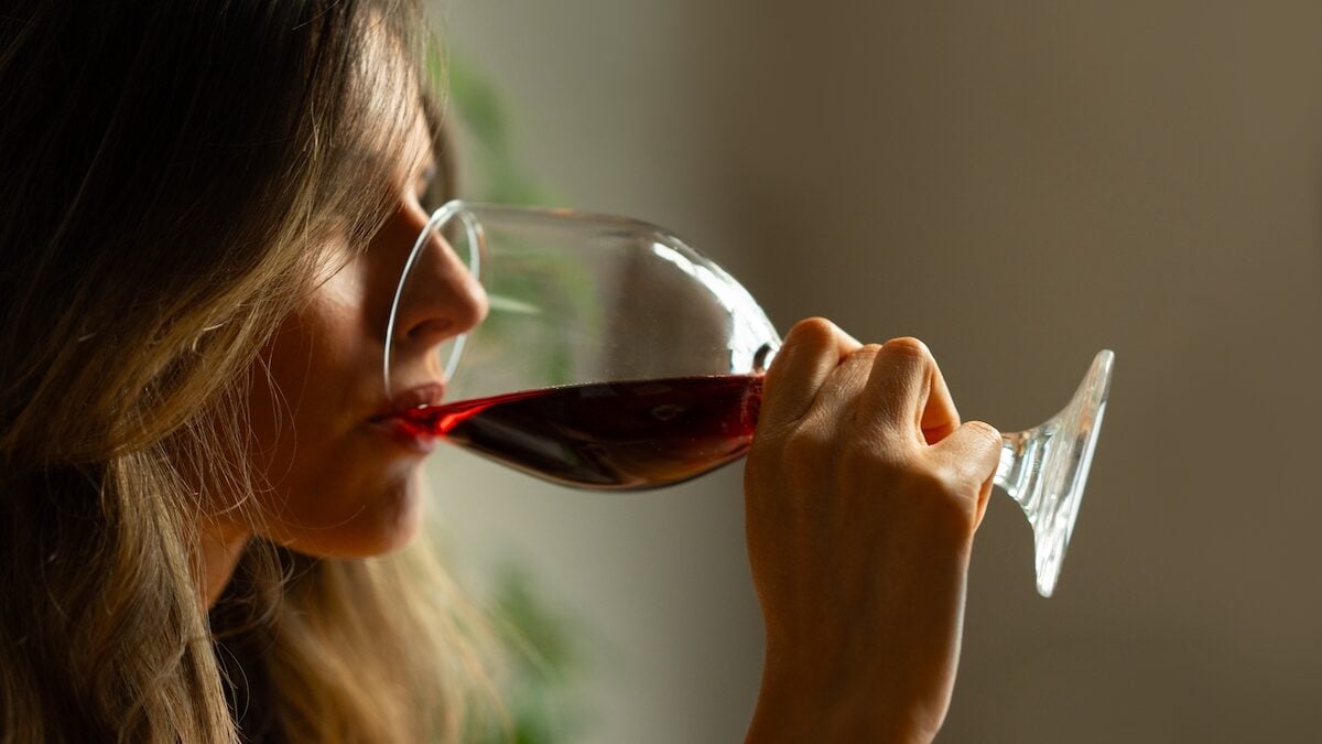 Red face after a glass of wine: this sign should not be ignored