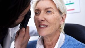 Retinal detachment: The ophthalmologist recognizes this symptom himself and reacts before it is too late