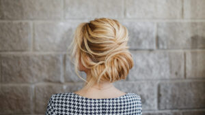This fuzzy French twist is a hit before New Year’s Eve! Here is the express bun to reproduce this evening