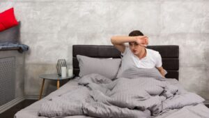 This symptom, common at night, should prompt you to consult a doctor according to Dr Gérald Kierzek