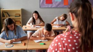 “You just have to throw yourself off a bridge”: a teacher implicated for serious comments