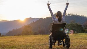 At 9 years old and in a wheelchair, she creates buzz on TikTok and obtains a family car adapted to her disability
