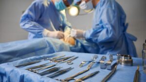 Chronic pain, complications… should we worry about hernia prostheses? A surgeon takes stock