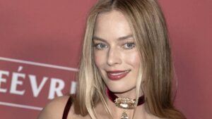 In Paris, Margot Robbie resurrects this romantic hairstyle from the 2000s that French women will be rocking this winter
