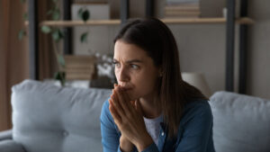 My romantic feelings are fading for no reason… should I really talk to my partner about it? A psychologist gives his opinion
