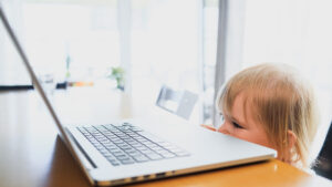 Online babysitters: these platforms under pressure after security breaches