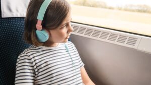 Traveling with children without disturbing: the gentle solution that changes everything