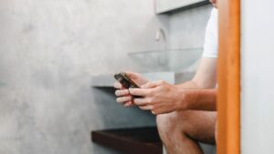Why taking your smartphone to the bathroom is a major mistake that puts your health at risk