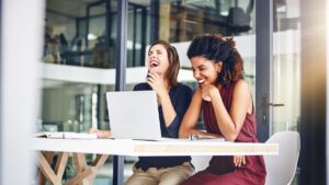 Awkward moments, embarrassing silences... The boom in "cringe" humor deciphered by a psychologist