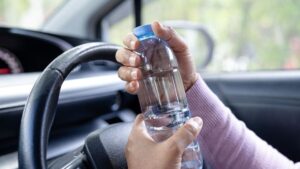 Can we drink water that has been left in a glass or bottle for a few days? The real health risks