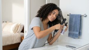 Curly hair: these straightening mistakes that damage it for good (and that you still make)