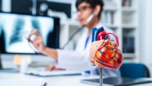 Dr Gérald Kierzek: these 6 bad evening habits that attack your heart and clog your arteries