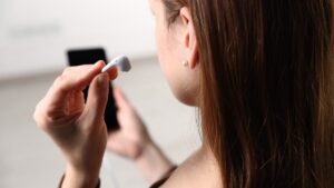 Ear health: Dr. Kierzek explains why you should definitely disinfect your headphones every day