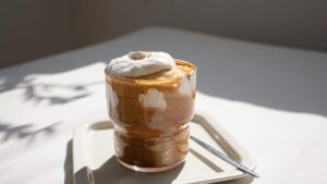 Einspänner, the Viennese coffee that drives Koreans crazy, is coming to France. Is it really good for your health?