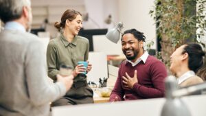 Gossip, gossip... What you say at the coffee machine says a lot about you, our psychologist deciphers