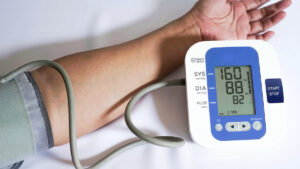 Hypertension: Dr Gérald Kierzek warns of this banal gesture to absolutely avoid upon waking up for your heart