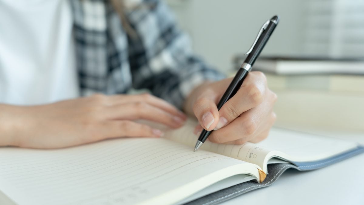 Left-handers have an advantage that right-handers don't, experts say