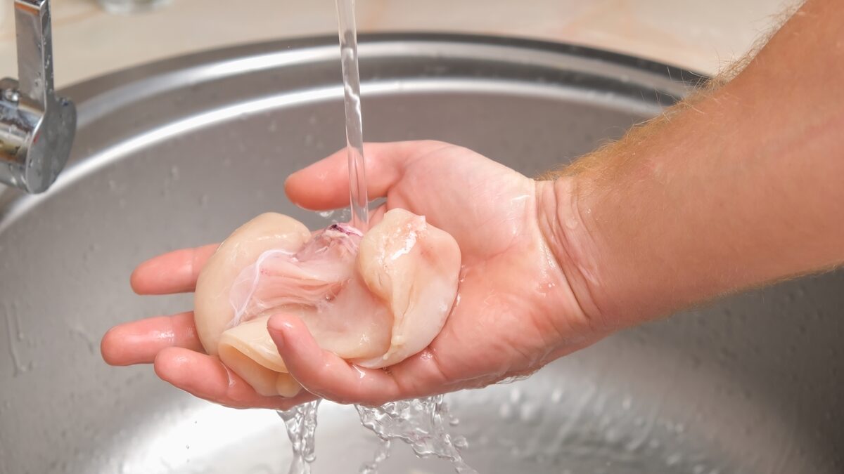 Raw chicken: do you really need to wash it? A specialist finally decides