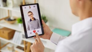 Stack dating: Gen Z optimizes dates without wasting time, but psychologists are sounding the alarm