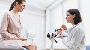 Still taboo, this gynecological problem affects one in two women aged 50. Here are the symptoms to look out for