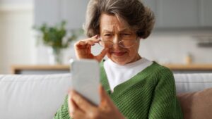 This is not a sign of fatigue: if your eye does this, go to the emergency room! You risk a stroke