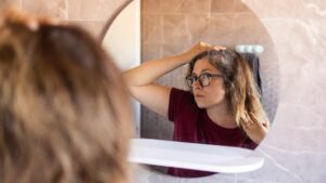 White hair too visible? Here's the perfect quick tip to hide your roots in seconds