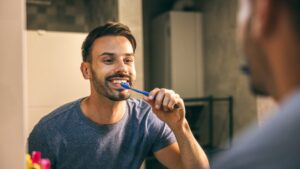 Your toothbrush can become a breeding ground for bacteria: advice from Dr. Gérald Kierzek for cleaning it properly