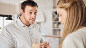 9 (Worrying) Signs Your Relationship is Toxic and You're Living with a Controlling Partner