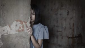 A simple noise from a lawnmower can trigger panic: the invisible effects of trauma in children