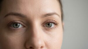 Brown mascara: this TikTok reflex that replaces black for a rested look (and avoids hardening your features)