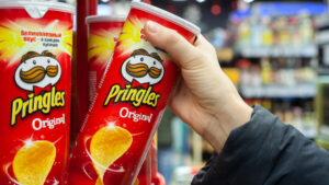 Chocolate Pringles: the unusual food trend that's a hit, scrutinized by a nutritionist.