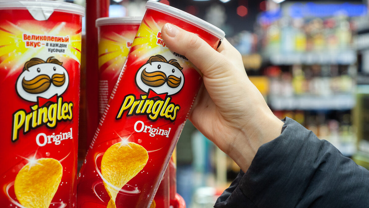 Chocolate Pringles: the unusual food trend that's a hit, scrutinized by a nutritionist.