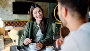 Couple: this is the meeting place where marriages are the strongest... and the one that most often leads to divorce