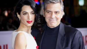 Here is Amal Clooney's brown-blond coloring which brightens the complexion and camouflages this detail after 45 years