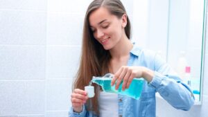 Mouthwash: 5 common mistakes that weaken your teeth and gums, according to a dentist