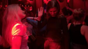 “The mental load evaporates”: the incredible rise of dance evenings between mothers