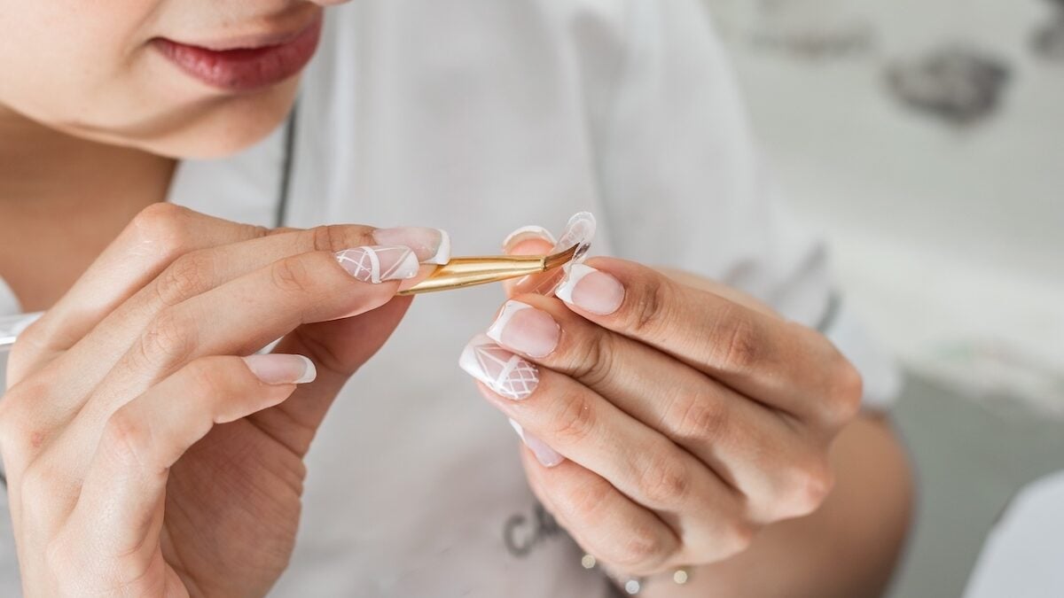 These false nails offer a salon manicure in minutes, under a few conditions!