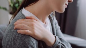 This sign in the right shoulder could indicate… liver cancer! A strange symptom deciphered by Dr Kierzek