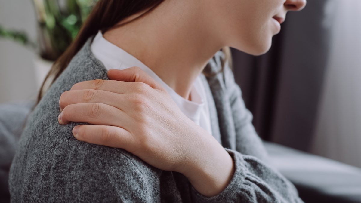 This sign in the right shoulder could indicate… liver cancer! A strange symptom deciphered by Dr Kierzek