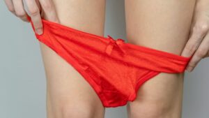 This way of putting on your underwear can cause you an infection, warns this doctor